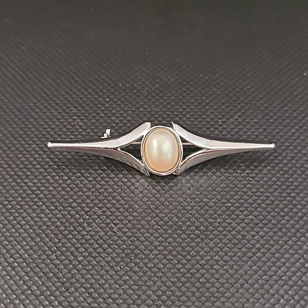ART DECO STYLE Silver Tone Straight Brooch With Faux Pearl